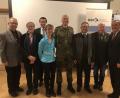 Bild: Kunz
Auf Einladung des Verbandes der Reservisten der Deutschen Bundeswehr informiert Oberstleutnant Christian Kiesel (4.von rechts) über den Einsatz der Bundeswehr im Kosovo.