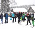 Bild: es
Der Spaßbiathlon bereitet beim RAN-Wintersporttag allen Kindern und Jugendlichen große Freude. Hier schickt Martin Eckl (mit roter Mütze) eine von mehreren Vierergruppen auf die erste Runde.