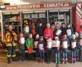 Bild: mde
Brandschutzerzieher und Kreisbrandinspektor Otto Braunreuther (hinten rechts) sowie Feuerwehrmann Daniel Merkl (links) zeigen den Grundschülern die Ausrüstung der Kemnather Feuerwehr und das richtige Verhalten bei ein Notfall. Am Ende gibt es für sie alle Urkunden.