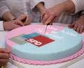 Bild: Sven Hoppe/dpa
Abgeordnete der SPD-Landtagsfraktion schneiden vor der Sitzung des bayerischen Landtags einen «Parité-Kuchen» mit der Aufschrift «Halbe halbe im Parlament» an. Die SPD-Landtagsfraktion fordert 50 Prozent Frauen in den Parlamenten und legt dafür einen Entwurf zur Änderung des Landeswahlrechts vor.