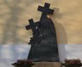 Bild: gi
Das alte Kriegerdenkmal mit den weinenden Frauen soll an der Aussegnungshalle am Friedhof angebracht werden. Bei der Kirchen-Außenrenovierung wurde das Turmkreuz als neues Kriegerdenkmal ersetzt.