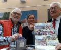 Bild: ui
Reinhold Zapf (von links), Renate Greiner und Bürgermeister Troppmann sprechen von einem ereignisreichen Stadtjubiläum. Die Bilder der Feierlichkeiten zieren einen Kalender, der im Rathaus und rund 200 Haushalten Monat für Monat viele Erinnerungen weckt.