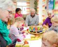 Bild: njn
Gemeinsam hatten Alt und Jung beim Großelterntag des evangelischen Kindergartens Regenbogen viel Spaß.