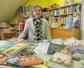 Bild: bl
Renate Stigler, Leiterin der Oberviechtacher Stadtbücherei stemmt sich mit gut platzierten und sorgfältig ausgewählten Büchern gegen den Trend zu Medien, in denen Gedrucktes kaum noch vorkommt.