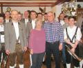 Bild: is
Andreas Anger mit seiner Ehefrau Martha inmitten der „Pressather Musikanten“. Dirigent Martin Wolf (4. Von links) und Vorsitzender Andreas Kiener (rechts) gratulierten zusammen mit allen Musikern.