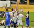 Archivbild: Hubert Ziegler
Alles Strecken half nichts, die BG Sulzbach-Rosenberg (Andre Wing beim Wurf, rechts Patrick Laramy) verlor beim TSV Neuötting mit 46:67.