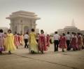 Bild: Caporetto Film
Es sind die skurrilen und absurden Bilder, wie hier der Massentanz von Pärchen in Nordkorea, welche Ferstls Dokumentarfilm Ausdruckskraft verleihen.