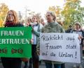 Bild: Silas Stein/dpa
Frauen halten bei einer Kundgebung vor Beginn eines Berufungsprozesses gegen die Gießener Ärztin Hänel am Landgericht Plakate. Mit einer Reform des Abtreibungsparagrafen 219a beschäftigt sich am Mittwoch das Bundeskabinett. Kritik am Gesetz kommt auch aus der Oberpfalz.