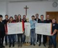 Bild: flm
Die Junge Union Waldsassen und die Landjugend Kondrau übergaben jeweils 250 Euro an die Jugendwasserwacht und das Jugendrotkreuz.