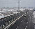 Bild: jr
Nach wie vor gibt es trotz gegenteiliger Aussagen von Behördenseite Hoffnungen in Mitterteich, dass die geplante Gleichstromtrasse (Süd-Ost-Link) entlang der A93 entstehen kann. Im Hintergrund ein Mast und Leitungen des bestehenden Ostbayernrings, der in den kommenden Jahren erneuert wird.