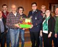 Bild: zer
Robert Spickenreuther (Dritter von links) feiert 70. Geburtstag mit (von rechts) Heribert Schiller, Mario Bäumler, Vanessa Bäumler, Otto Nachbauer, Lukas Neumann, Beate Spickenreuther, Georg Förster und Manfred Kraus.