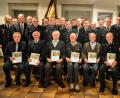 Bild: fdl
Die geehrten Mitglieder zusammen mit den Vertretern der Feuerwehrführung und Landrat Richard Reisinger (stehend, Dritter von links) und Bürgermeister Hermann Falk (stehend rechts).