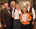 Bild: exb
Ehrungen bei der Stadtkapelle: Walter Obermeier wurde für 50 Jahre aktives Musizieren ausgezeichnet, die beiden Nachwuchsmusikerinnen Alicia Jäger und Nadja Gleixner wurden in das Orchester aufgenommen.