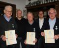 Bild: frd
Für die 50-jährige Mitgliedschaft bei der Soldatenkameradschaft Teunz zeichneten Vorsitzender Peter Breitschafter (hinten, von links) und Bürgermeister Norbert Eckl die Kameraden Michael Kehrer (vorne von links), Michael Eckl und Erwin Biersl mit der Dankurkunde und dem „Treuekreuz in Gold“ aus.