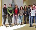 Bild: Bühner
Über die Ernennung zur DELF-Partnerschule freuen sich die Französisch-Lehrerinnen Judith Angerer und Daniela Fuhrmann (Vordergrund von links). Mit dabei auch ehemalige und zukünftige
Prüfungsteilnehmer.