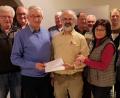 Bild: mab
Sie alle haben dazu beigetragen, dass nennenswerte Summen zugunsten sozialer Zwecke gespendet werden können: Die Bastler der Kolpingfamilie Schwarzenfeld. Pfarrer Heinrich Rosner (Mitte) darf aus den Händen von Hans Lobinger (Dritter von links) Kuverts mit Summen in vierstelliger Höhe übernehmen.