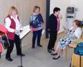 Bild: hai
Ein Ständchen der besonderen Art: Agnes Horn, Ursula Dadder, Elfriede Bräutigam und Rita Grüner vom Katholische Frauenbund Mockersdorf kleiden Anekdoten aus dem Leben des Gründungsmitglieds Mathilde Olischer (rechts) in ein Lied.