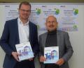Bild: Bernhard Krebs
Erhard Sailer (rechts) und Marius Aach stellten die Kooperation zwischen Klinik und Volkshochschule vor.
