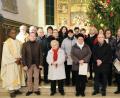 Bild: do
Insgesamt 22 Sänger wurden, begleitet vom herzlichen Beifall der Gottesdienstbesucher, für langjähriges Mitwirken im Chor der Pfarrei St. Laurentius mit Urkunden der Diözese Regensburg ausgezeichnet. Vier Sängerinnen nahmen Abschied. Unser Bild zeigt die Geehrten (einige fehlten oder wurden vertreten) mit Stadtpfarrer Thomas Jeschner, Pfarrer Paul und Chorleiter Joachim Steppert.