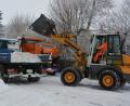 Bild: jr
Mit Fräsen, Radladern und Lastwagen sind Bauhof-Mitarbeiter seit Mittwochmorgen im Einsatz, um aufgetürmte Schneemassen aus den Straßen zu entfernen.