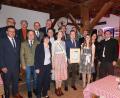 Bild: bsc
Zum Gewinn des Innovationspreises für Bayerns beste Bio-Produkte gratulierten bei einer Feierstunde zahlreiche Ehrengäste Eberhard Freiherr von Gemmingen-Hornberg (vorne, Zweiter von rechts) und Thomas Schultes (vorne rechts), Geschäftsführer der Friedenfelser Betriebe. Die Auszeichnung überreichten (vorne von links) die Geschäftsführerin der LVÖ Bayern Cordula Rutz und die Bio-Königin aus dem Allgäu, Carina Bichler.