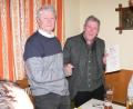 Bild: nid
Vorsitzender Josef Niederalt (links) bedankte sich bei Franz Vogl senior mit einer Urkunde für 60 Jahre Treue zum Liederkranz.