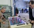 Bild: Hirsch
Rektor Siegfried Seeliger (links) und BBZ-Leiter Michael Mändl (rechts) bestritten das erste Match mit dem neuen Kickerkasten.