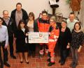 Bild: kari
Über eine Spende des Musikverein Vilseck in Höhe von insgesamt 1800 Euro freuen sich (von rechts): Stellvertretender Vorsitzende Marina Pröls, Kassier Jörg Trettenbach, Petra Bücherl von „Vilseck gibt Hoffnung“, Romy Küllmer und Niklas Obermeier von der „Helfer vor Ort“-Gruppe, stellvertretender Vorsitzende Katrin Pirner, die Elternbeirats-Vorsitzende der Grund- und Mittelschule Daniela Sertl, Konrektor Peter Großmann, Vorsitzender Christian Winklmann und Weihnachtskonzert-Organist Lukas Schöpf.