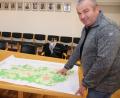 Bild: Thomas Dobler
Bürgermeister Josef Deichl und seine "Schatzkarte". Sie trägt den Namen Flächennutzungsplan und zeigt, wo sich in Schmidgaden mit seinen 18 Ortsteilen Potenzial für eine positive Entwicklung finden lässt.