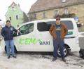 Bild: jzk
Warum nicht mit dem KEM-Baxi zur Arbeit fahren? Fahrer Stefan Baier (links) bringt Sascha am Donnerstag zu Siemens Healthineers am Kemnather Standort.