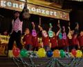 Bild: mri
Die Ukulelen-Gruppe unter der Leitung von Markus Werner (links) lieferte einen starken Auftritt ab.
