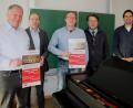 Bild: lg
Kunstvereinsvorsitzender Peter Wunder (von links), Schulleiter Ludwig Pfeiffer, Florian Baueregger (Singrün-Orchester), Karl Stumpfi (Kunstverein) und Musiklehrer Andreas Lehmann stellen die Weichen für das Konzert im Juni.