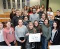 Bild: Gabi Schönberger
Die zehnten Klassen der Sophie-Scholl-Realschule überreichten Johannes Gollwitzer eine Spende aus den Einnahmen des Wintermarktes. Konrektor Georg Hammer und Lehrkraft Caroline Datzmann unterstützen sie dabei.