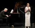 Bild: Wolfgang Steinbacher
Zum vierten Mal präsentierten junge Talente der Hochschule für Musik Nürnberg im Amberger Stadttheater das Konzert „Auf Flügeln des Gesanges“. Auf dem Bild singt die junge Sopranistin Sofia Kuzanova, begleitet am Flügel von Gordian Teupke.