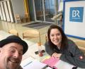 Bild: exb/Marcus Lukas
Marcus Lucas spielt sich bei "Dahoam is dahoam" selbst. Trotzdem muss er fleißig Text lernen, hier mit Carina Dengeln, die in der Serie als Kathi bekannt ist.