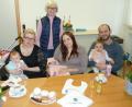 Bild: Portner
Kälte und Krankheit waren schuld: Von den zwölf eingeladenen Familien kamen nur zwei zum Babytag ins Rathaus. Stellvertretende Bürgermeisterin Christa Zapf freute sich, dass es Elisabeth (links) sowie Kimberly mit Schwester Caitlyn gut geht.