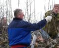 Bild: exb/Wolfgang Grosser
Die Teilnehmer des Gartenpflegerkurses lernen auch den richtigen Umgang mit einem starken Austrieb.