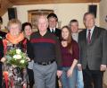 Bild: cs
Das Jubelpaar Theresia und Michael Wache mit seiner Enkeltochter Gina und Zweitem Bürgermeister Herbert Lehner sowie (zweite Reihe, von links) Herbert Karl, Tochter Nadja, Andreas Wilhelm und Schwiegersohn Ronald Baumann.