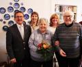 Bild: ckl
Das Jubelpaar Werner und Marga Rose bekam zum 60. Hochzeitstag auch Besuch von Bürgermeister Hans Donko (links), der die Glückwünsche der Stadt Erbendorf überbrachte. Mit dabei waren selbstverständlich auch die drei Kinder Hans, Elisabeth und Ingrid (hintere Reihe, von rechts).