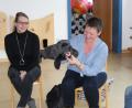 Bild: soj
Zahnärztin Sandra Nordmann mit Seehund Goldi und Helferin Katrin Drechsler.