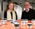Bild: Holger Stiegler
Auch Porzellanikon-Direktor Wilhelm Siemen und Hauptkuratorin Jana Göbel erfreuen sich an den Exponaten der Sonderausstellung „Tasting Tomorrow“, die noch bis zum 31. März gezeigt wird.