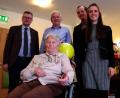 Bild: müb
Besuch von Bürgermeister Michael Göth (links) bekommt Charlotte Kohl an ihrem 90. Geburtstag, den sie im Kreis ihrer Kinder und Enkel im Kastenbauerhaus feiert.