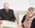 Bild: gz
Schulleiterin Katharina Merther vereinbart mit den Imkern Eduard Forster und Johann Seibert (von rechts) zwei Aktionstage.