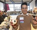Bild: Petra Hartl
Phuc-An Tran zeigt eine runde Seife samt Gegenstück mit Magnet und Saugnapf nicht nur in die Kamera, sondern beim BNI-Besuchertag im Autohaus Fischer konnte er seine patentierte Idee auch vor gut 70 Gästen aus Wirtschaft und Marketing präsentieren. Der Amberger hofft mit Hilfe des Business Networks auf eine großräumige Vermarktung.