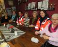 Bild: adj
In gemütlicher Runde und heimeliger Atmosphäre trifft sich die Strickrunde des katholischen Frauenbunds. Im Marktcafé überreicht Organisatorin Christine Hundhammer (Zweite von links) mit ihren Mitstreiterinnen 400 Euro an die Vertreter der Helfer vor Ort.