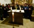 Bild: rn
Den Alltag erhellen soll das Licht der Liebe und der Menschlichkeit: Davon spricht Gabriele Scherl (Vierte von links) unter anderem in ihrer Predigt in der Tremmersdorfer Kirche. Wenige Tage nach Mariä Lichtmess gestalten sie und ihr Team sowie der Chor „Cantemus“ das Abendlob als Lichterfest.