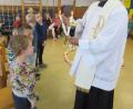 Bild: sip
Pater James spendet den Kindern den Blasiussegen.