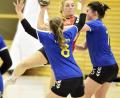 Bild: zg
Zwei Gegenspielerinnen versuchen die Sulzbacherin Lena Zientek (hinten) am Wurf zu hindern. Um in der vorderen Tabellenhälfte zu bleiben, müssen im Heimspiel gegen die HSG Mainfranken zwei Punkte her.