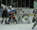 Bild: gb
Die Blue Devils gewannen am Freitagabend beim Höchstadter EC mit 3:2. Herbert Geisberger (blaues Trikot, Szene aus der Partie am 28. Dezember 2018 gegen Höchstadt/7:6 nach Verlängerung) erzielte den ersten Weidener Treffer und bereitete den zweiten vor.