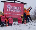 Bild: exb
Aufstellen des Werbebanners für den Weiberfasching.